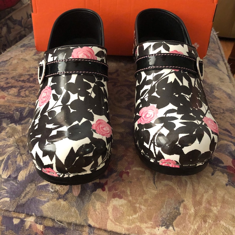 NWT Flower clogs